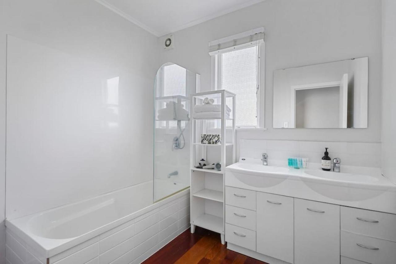 Amazing Home By Beach - Fully Aircon-Ed - Wifi Auckland Exteriör bild